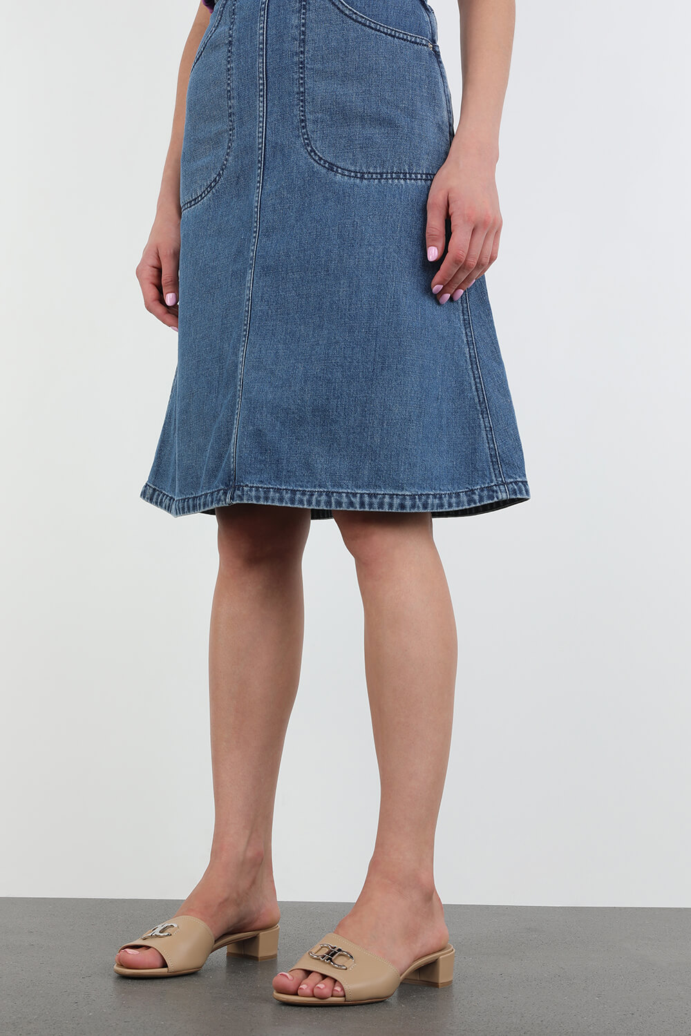 תמונת כל הלוק של סנדלי גנצ'יני מעור בניוד